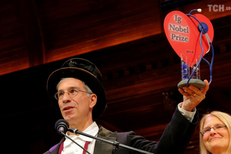 Кукла вуду, мухи в вине и колоноскоп для детей: Гарвардский университет назвал победителей Шнобелевской премии